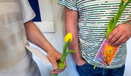 Eerste paasgroetenkaarten uitgereikt in gevangenis Zwolle